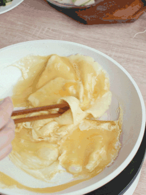 油6成熱時，下雞蛋液，邊緣凝固時翻拌成塊狀。