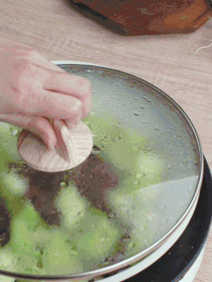 西葫蘆略出水時，加一小撮鹽調(diào)味。