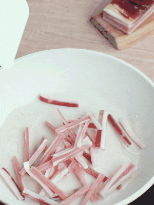 熱鍋涼油，下咸肉絲煸至出油。