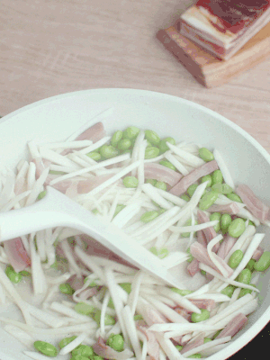 下茭白絲、青豆翻炒。