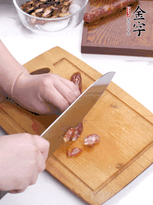 干香菇泡發(fā)切片，金字香腸切片，春筍切大粒。