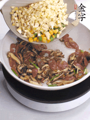 鍋里熱油，爆香蔥白，下香腸片炒至微微出油，加時(shí)蔬粒、香菇粒、春筍粒翻炒均勻。