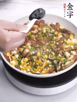 加2勺生抽、1勺蠔油、半勺老抽調(diào)味。