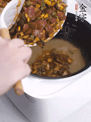 鋪在洗好的大米上，加清水，與食材持平。