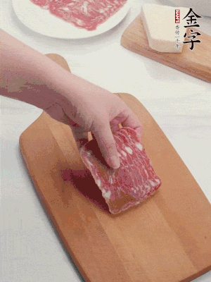 金字培根火腿改刀切小片；白洋蔥切?。恍迈r豌豆剝殼。