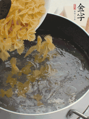 蝴蝶面加橄欖油煮熟；豌豆焯水30秒。