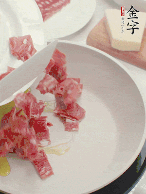 橄欖油煸香金字培根火腿。依次下豌豆、蝴蝶面、洋蔥。