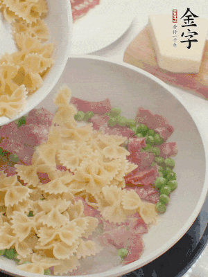 1小勺鹽調(diào)味，混合一起燉煮一下。