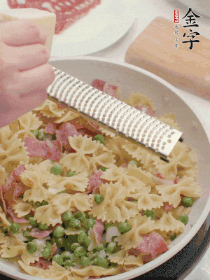 收汁后加入帕爾瑪芝士、歐芹碎和檸檬汁。