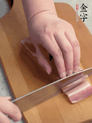 百合切去頭尾，分開(kāi)洗凈;咸肉切薄片。