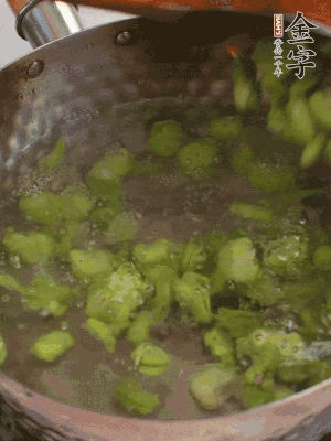 鍋中水沸，放一撮鹽，下蠶豆豆瓣焯3分鐘，下百合，3秒撈出，一起撈出瀝水。