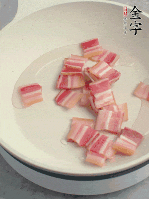 鍋中少許油，金字淡咸肉煸香。