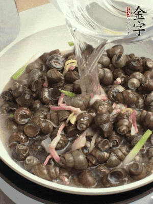 倒處理干凈的螺螄翻炒，加3勺料酒。加清水蓋過(guò)螺螄，中火蓋蓋煮5分鐘。