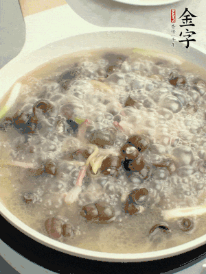 放辣椒，加一點(diǎn)鹽、糖，大火翻炒。