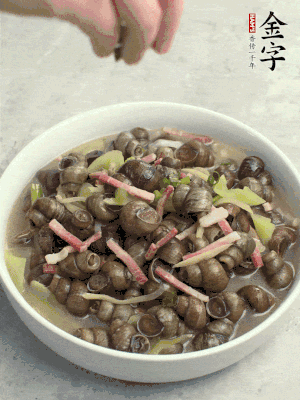 出鍋，撒點(diǎn)蔥花。