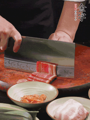 金字火腿上方切薄片，鮮五花肉切薄片。