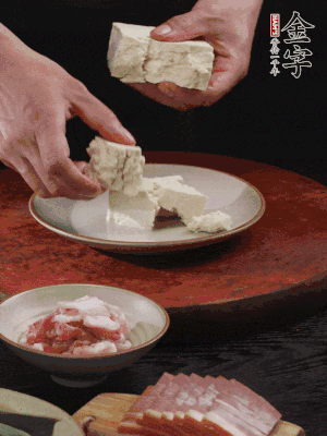 一塊老豆腐掰成大塊。