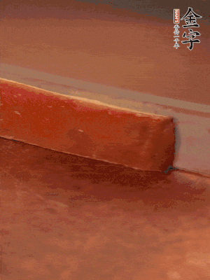 金字火腿上方去皮切薄片。