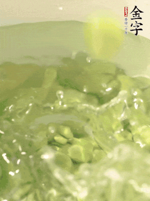 新鮮蠶豆熱水焯水30秒，然后浸入涼水。