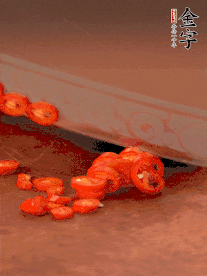 小米辣切圈，大蒜切片。