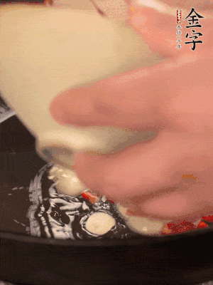 豬油潤鍋，下辣椒、大蒜、火腿片煸香。