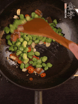 再下蠶豆煸炒，加1勺料酒調(diào)味。