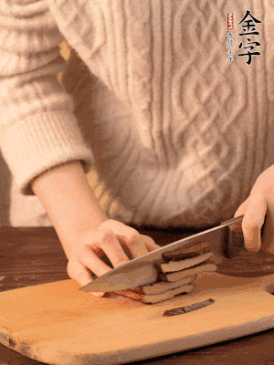 金字淡咸肉、香干分別切丁。