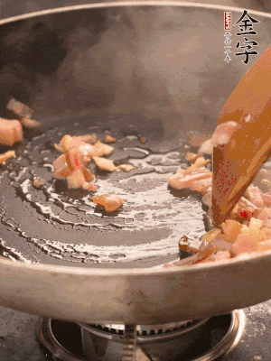 熱油爆香大蒜粒，煸香咸肉丁，淋一勺黃酒調(diào)味。