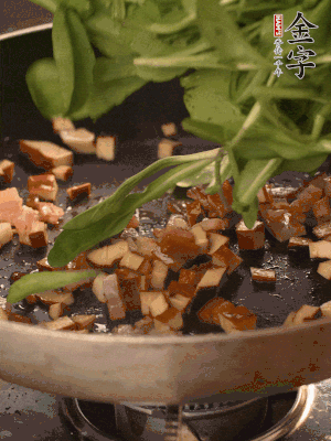 再放香干煸炒，最后放馬蘭頭翻炒至變軟。