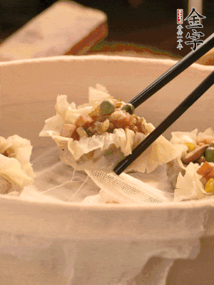 包好的燒賣放在蒸籠上，水開后蒸8分鐘左右。