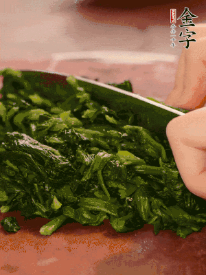 洗凈的菠菜加鹽焯水，撈出晾涼后攥干切碎。胡蘿卜切細絲。金字烤腸切園片。