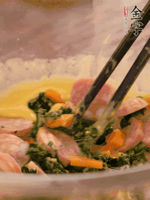 雞蛋、面粉、玉米油攪拌到無顆粒狀態(tài)。再加入菠菜、胡蘿卜、烤腸。少許鹽調(diào)味。