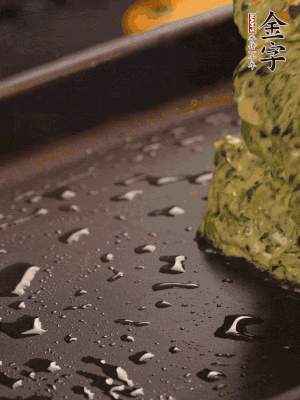 熱鍋擦一下油，下面糊攤平。