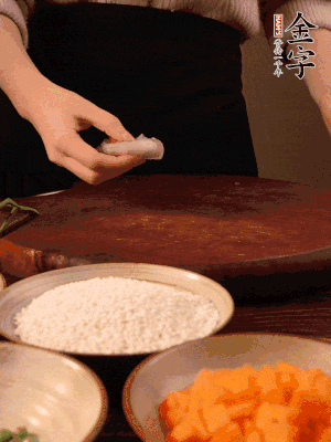 胡蘿卜去皮切丁。蝦仁切小塊。糯米提前浸泡半天。