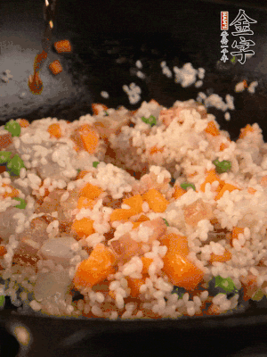 加入糯米翻炒均勻。最后加入蝦仁，用1勺料酒、1勺生抽、1/2勺鹽調味。