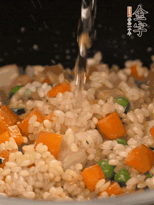 把食材轉移到電飯鍋中，倒入點清水，正常煮飯。
