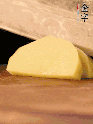 土豆去皮切丁。水開后，放入鍋中煮2-3分鐘，撈出瀝干水分。