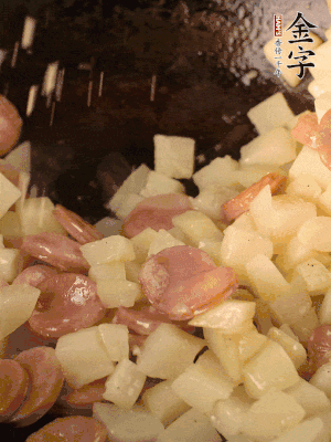 再放烤腸片煎熟。撒點鹽、孜然粉、辣椒面。