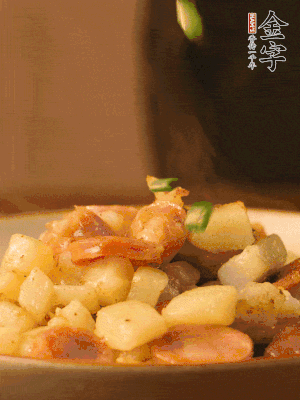 翻炒均勻，撒上蔥花后即可。