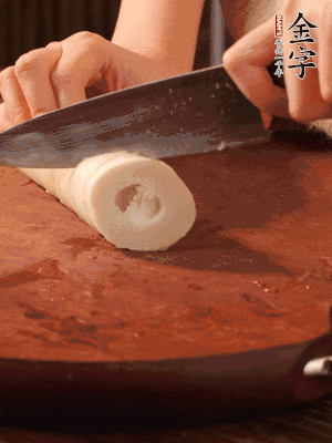 春筍去殼切滾刀塊，焯水備用。