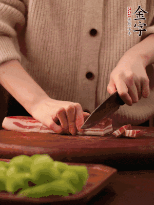 金字淡咸肉切片，冷水入鍋，加姜片、料酒略焯水。同步，五花肉切塊焯水。