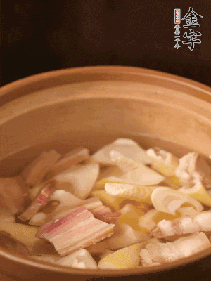 春筍、咸肉、咸肉一起入砂鍋，加姜片、料酒、清水大火煮沸到湯色變白。轉(zhuǎn)小火慢篤半小時(shí)。