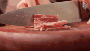 200g金字淡咸肉、100g冬筍、100g香干分別切細丁。