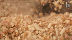 鍋中熱油，依次下食材翻炒，加2勺料酒、少許胡椒粉調(diào)味，撒蔥花攪拌均勻。