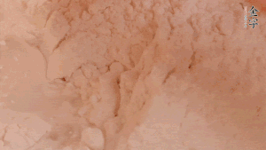 糯米粉中加入溫水，反復揉成團。