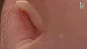 取一小團面，用掌心搓成小球狀，從小球中心捏窩，放入餡料，封口后，留出小尾巴。