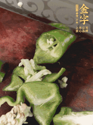 辣椒洗凈斜切成段，蒜切片。