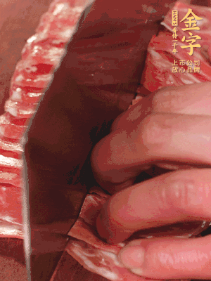 金字蒸炒火腿對半改刀。