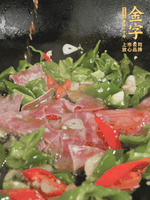 再下蒸炒火腿煸炒，加少許白糖提鮮。