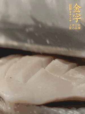 鮑魚(yú)用勺子撬出來(lái)，去掉內(nèi)臟和牙齒，加面粉、白醋、鹽、啤酒抓一下，清水洗凈，切花刀。